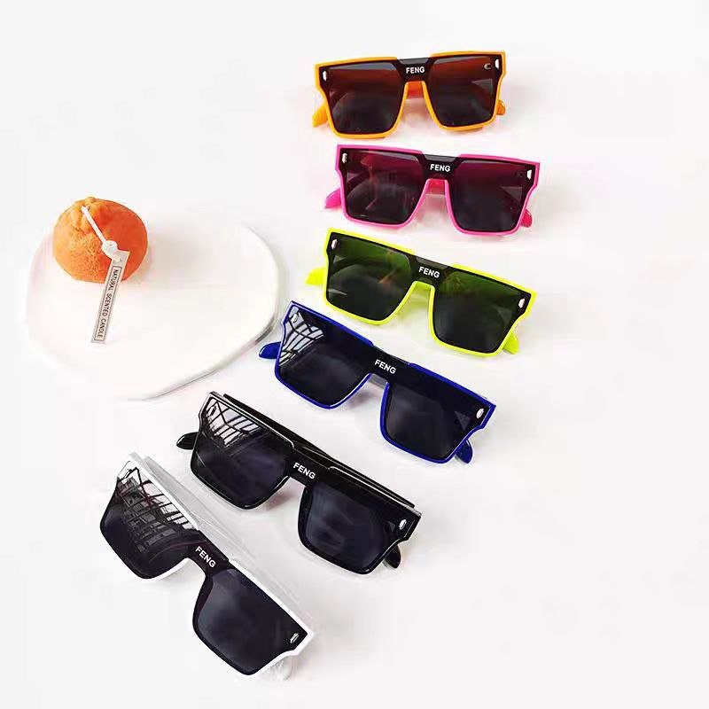 Gafas de sol para niños pequeños: montura cuadrada ancha con lentes oscuras protectoras