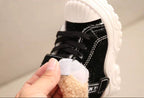 Zapatos cálidos forrados de piel con un diseño moderno vista lateral