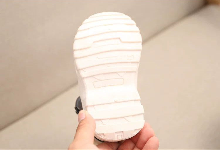 Zapatos cálidos forrados de piel con un diseño moderno 