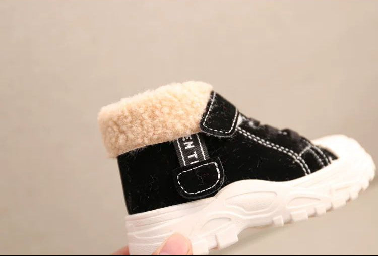 Zapatos cálidos forrados de piel con un diseño moderno 