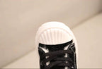 Zapatos cálidos forrados de piel con un diseño moderno 