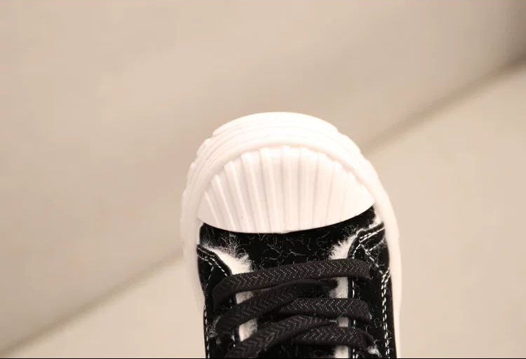 Zapatos cálidos forrados de piel con un diseño moderno 