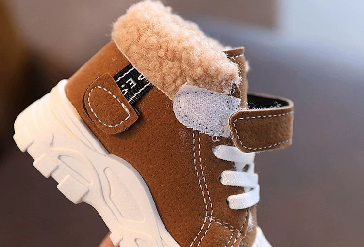 Zapatos cálidos forrados de piel con un diseño moderno par de zapatos 