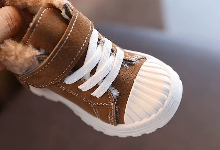Zapatos cálidos forrados de piel con un diseño moderno par de zapatos 