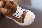 Zapatos cálidos forrados de piel con un diseño moderno par de zapatos 