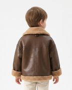 Chaqueta de invierno niño y niña estilo cuero con forro sherpa cálido vista trasera
