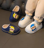 detalle zapatillas infantiles con forro cálido y diseño de dibujos animados