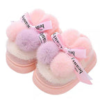 Pantuflas de invierno cálidas para niños con peluche suave y bolas de colores en España
