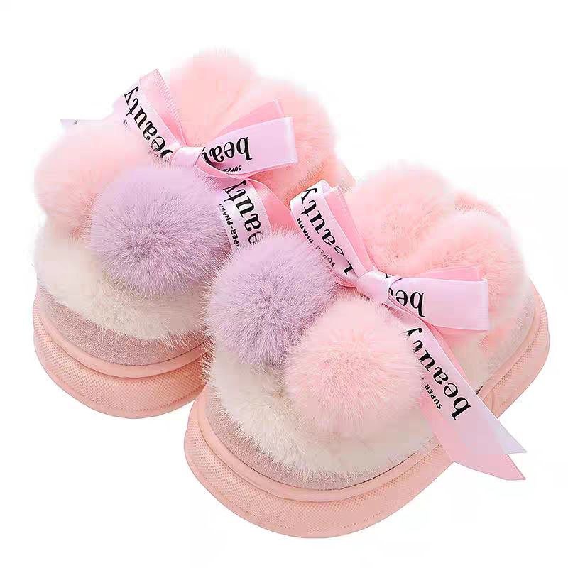 Pantuflas de invierno cálidas para niños con peluche suave y bolas de colores en España