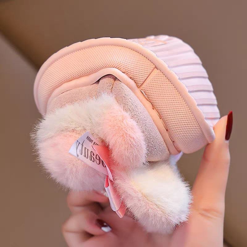 Pantuflas de invierno cálidas para niños con peluche suave y bolas de colores en España