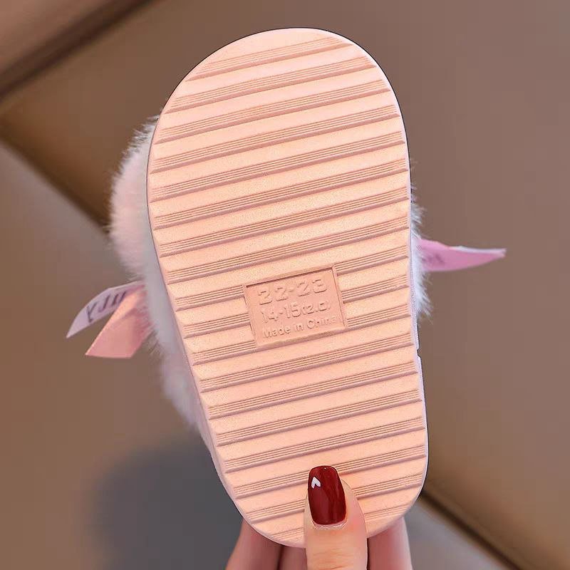 Pantuflas de invierno cálidas para niños con peluche suave y bolas de colores en España