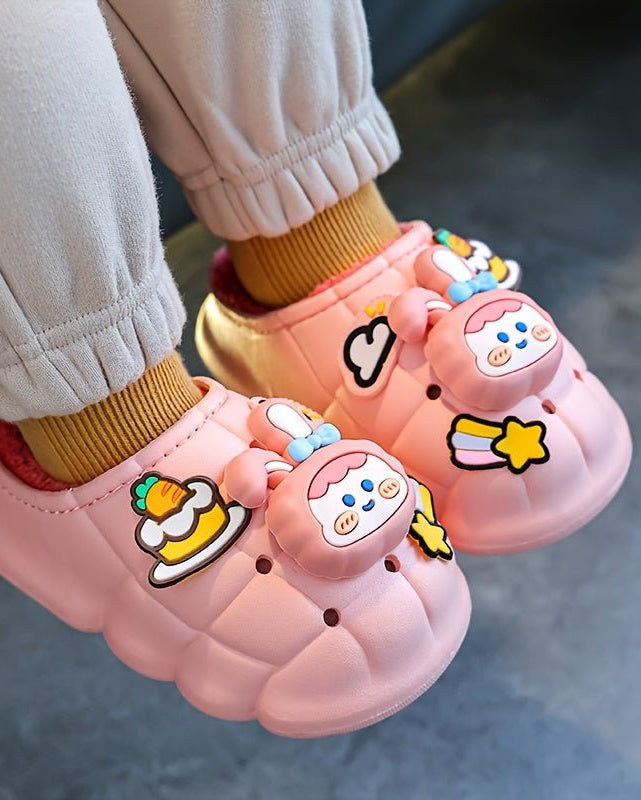 Pantuflas de invierno cálidas y acolchadas decoradas con muñecos animados para niños en España