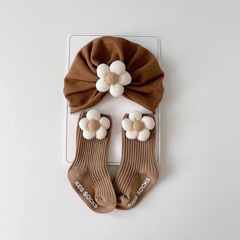 Set de calcetines y gorra para niñas con flores de tela – Encanto y estilo infantil