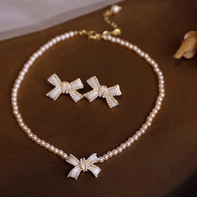 Set de joyería para niñas: Collar de perlas con pendientes en forma de lazo