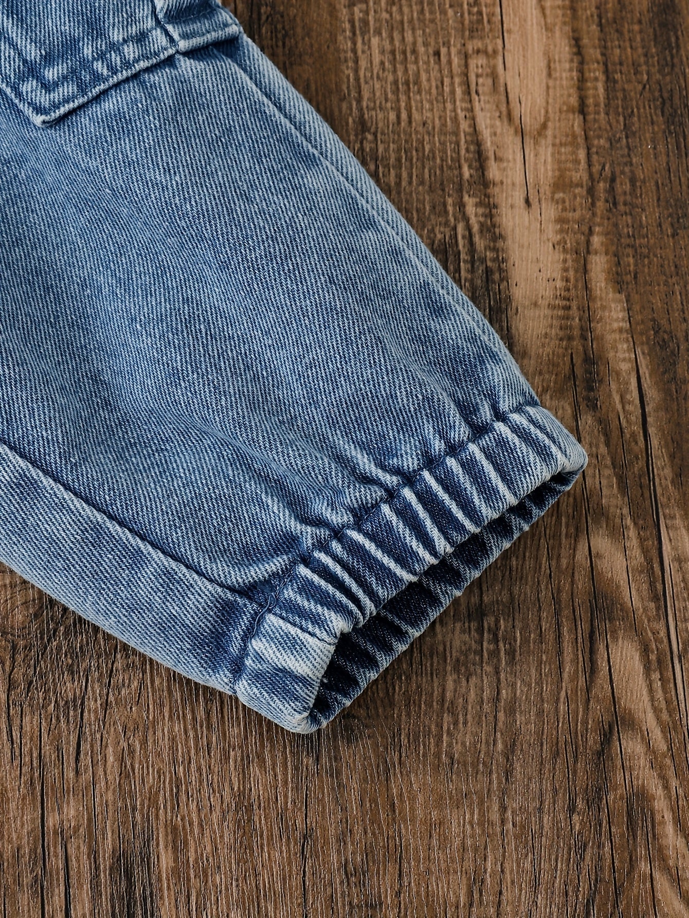 Conjunto de invierno elegante con mangas largas y vaqueros